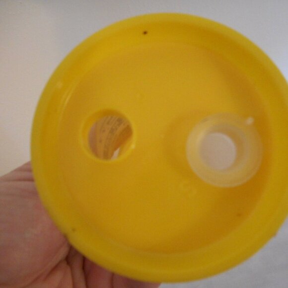 Vintage Yellow Plastic all in one Salt & Pepper - Picture 6 of 6